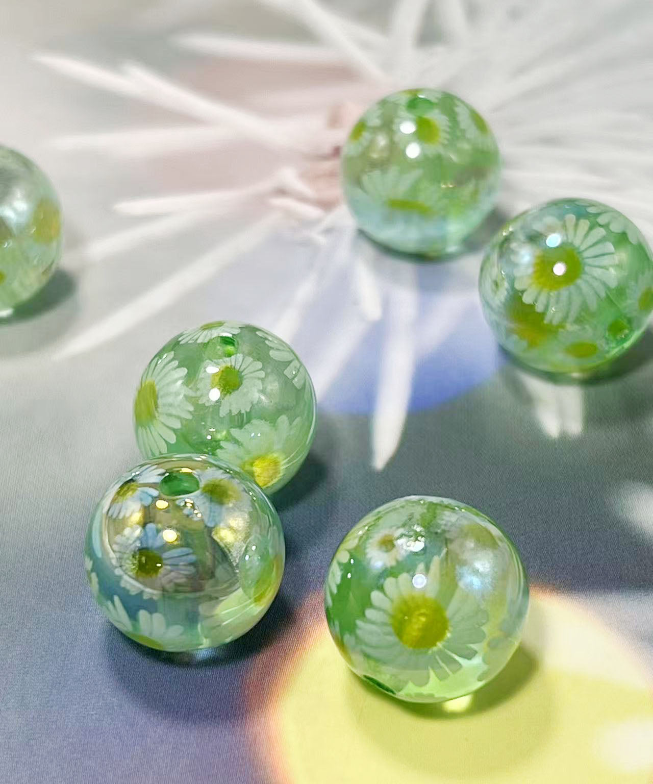 16mm鏡花水月シリーズ｜No.22黄緑・マーガレット｜幻想モチーフ入りレジンビーズ