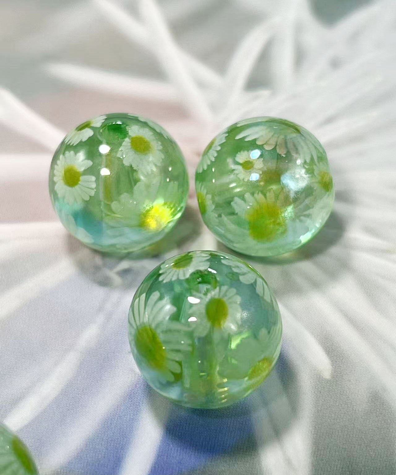 16mm鏡花水月シリーズ｜No.22黄緑・マーガレット｜幻想モチーフ入りレジンビーズ