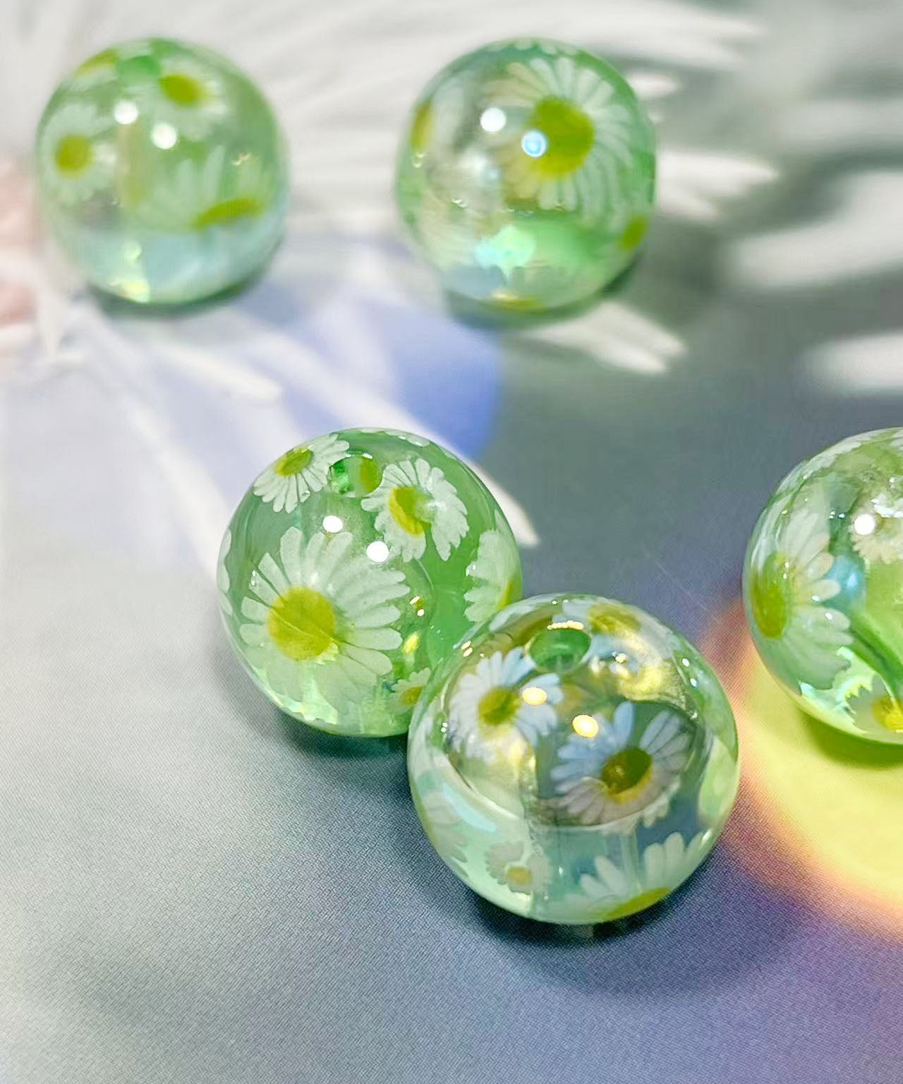 16mm鏡花水月シリーズ｜No.22黄緑・マーガレット｜幻想モチーフ入りレジンビーズ