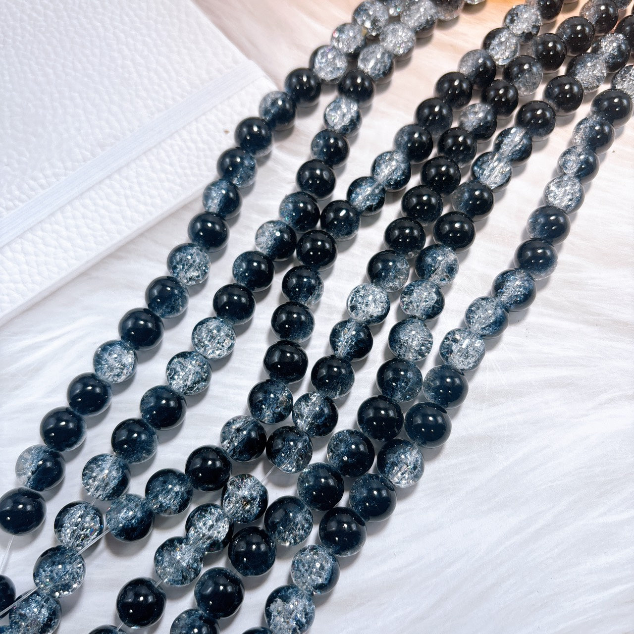 爆裂ハーフカラー ガラスビーズ クリア 1連 (10㎜)